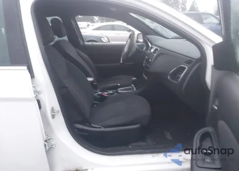 2014 Chrysler 200 Lx z USA, uszkodzony, nr VIN 1C3CCBAB4EN231563